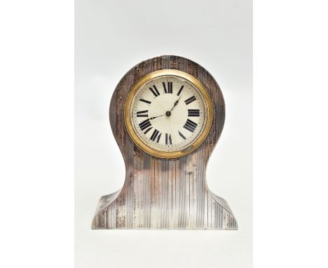 AN EARLY 20TH CENTURY SILVER MANTLE CLOCK, featuring a round ceramic dial, black Roman numerals, black hands, within an engin