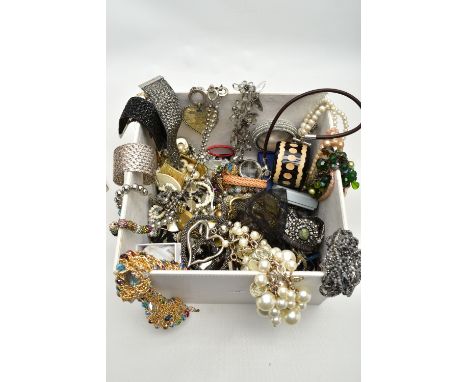 A BOX OF SILVER AND COSTUME JEWELLERY, to include a silver collar necklace with a hammer effect detail, hallmarked London, im