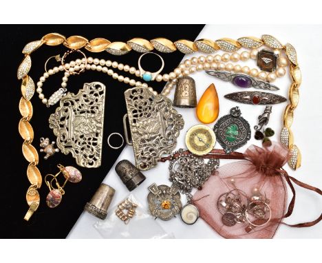 A BAG OF ASSORTED ITEMS, to include a yellow metal 'Fall In Love' band ring, stamped 750 AU, ring size L, approximate gross w