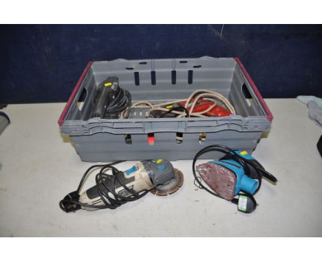 A TRAY CONTAINING POWER TOOLS including a Wickes Hammer Drill, a MacAllister Angle Grinder, a Tilswall Detail Sander( all PAT