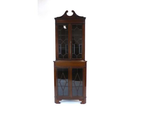 An Edwardian mahogany, strung and crossbanded free-standing corner display cabinet on bracket feet, w. 72 cm