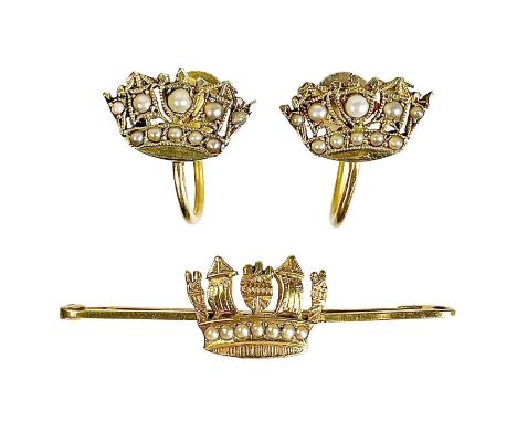 A 15ct gold and seed pearl set Royal Navy & Merchant Services sweetheart brooch. The coronet with a row of seven split seed p