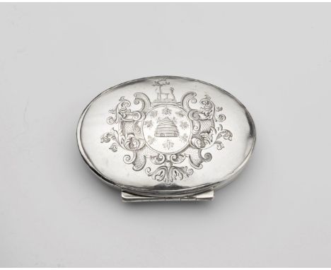 A GEORGE I SILVER OVAL SNUFF BOX with reed borders and a "stand-away" hinge, the slightly dome cover engraved with a coat of 