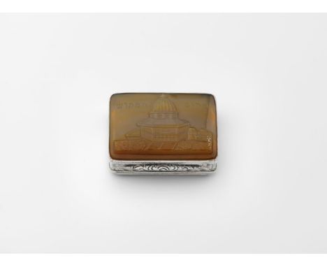 JUDAICA: An early Victorian silver-mounted agate snuff box, rectangular with engraved sides and a chased thumbpiece, the cove