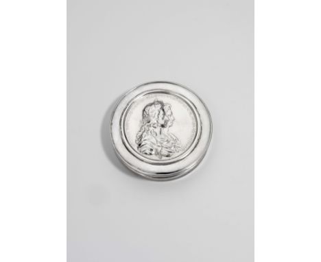 A LATE 17TH / EARLY 18TH CENTURY SILVER SNUFF BOX circular with a pull-off cover, inset with a medallion depicting William &a