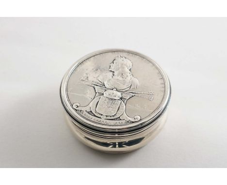 A GEORGE I SILVER SNUFF BOX circular with moulded sides and reeded borders, the pull-off cover set with a medallion by Regnie