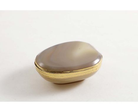 AN EARLY 19TH CENTURY GOLD-MOUNTED AGATE SNUFF BOX of shaped oval outline with a rounded body &amp; flat base, the mount with