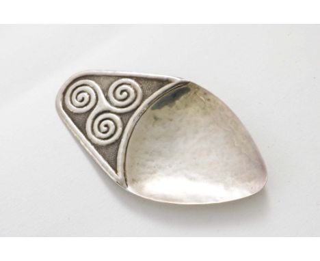 AN EARLY 20TH CENTURY SCOTTISH PROVINCIAL ARTS &amp; CRAFTS CADDY SPOON with a tricorn bowl, the lug handle chased with a coi
