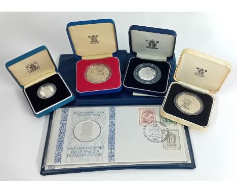 A large collection of commemorative coins, to include a 1997 deluxe proof set, an Italian 500th anniversary of Michelangelo c