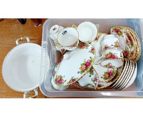 A Royal Albert 'Old Country Roses' tea service, to include 5 teacups, 6 saucers, 6 side plates, 6 large plates, a tureen, mil