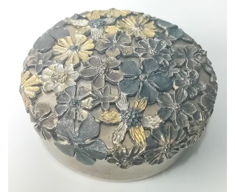 Stuart Devlin (1931-2018), a silver pill box decorated with floral pierced openwork and gilt features, hallmarked London 1979