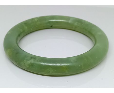 A jade bangle, diameter max 9cm.