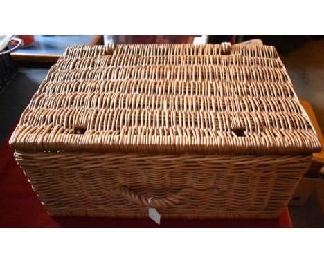 Basket-Good size hamper/picnic basket-missing rod for lid closure-measurements 53cm x 35cm height 23cm good condition