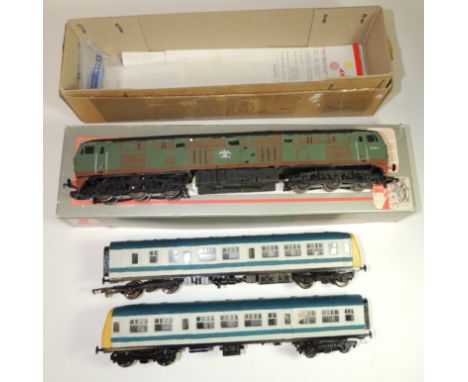 A Tenshodo constructed plastic DMU 2 car unit, in associated box together with a Lima constructed metal model of diesel 0280 
