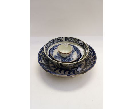 A late 18th Century Worcester tea bowl, three items of blue and white plus a blue tin glazed bowl (5)Condition: Chips to foot