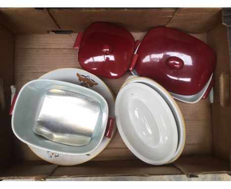 8 items Worcester oven Palmyra pattern dinner service and four pieces Gratina Ware (red ground) casserole dishes, 12 items