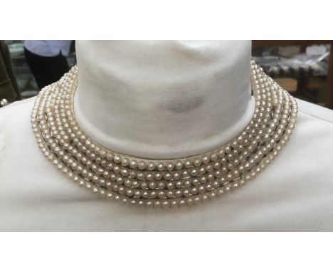 A vintage pearl collar