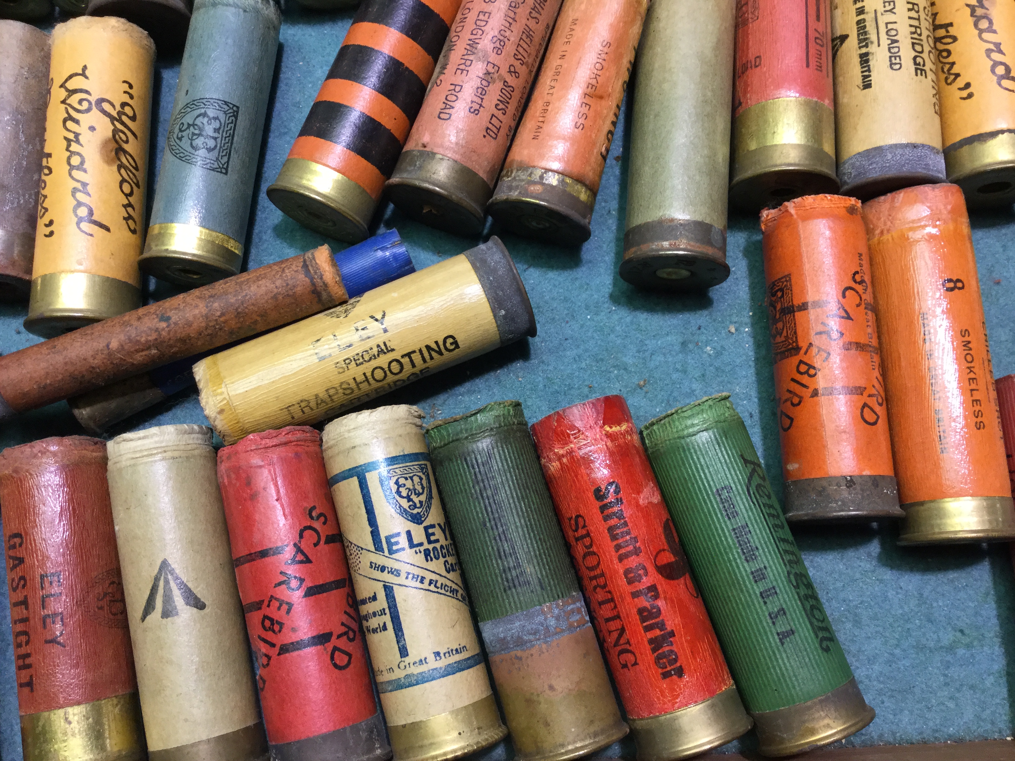 A good collection of over 100 vintage paper and brass shotgun