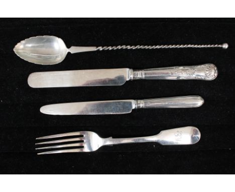 A silver fork 1.86 ozt, two knives, silver blade, filled handle, 2.75 ozt, and a 830/1000 silver cocktail spoon, 0.56 ozt/17.