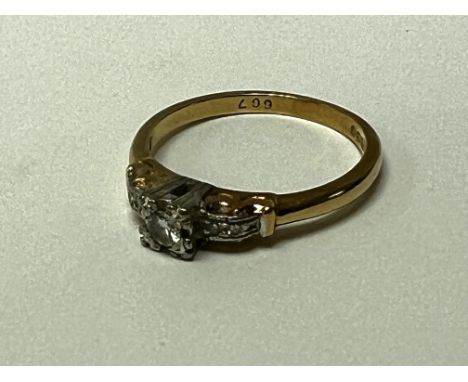An 18ct yellow gold 3 stone diamond ring, size O. (A).