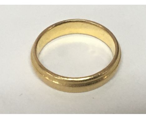 A high grade foreign gold wedding band with a patterned edge ring size M-N weight 5g