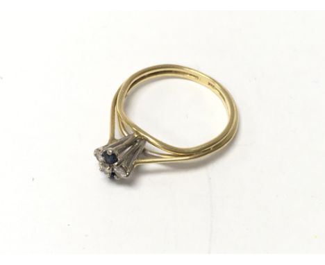 A gold ring set with sapphire and diamonds. J ( A).