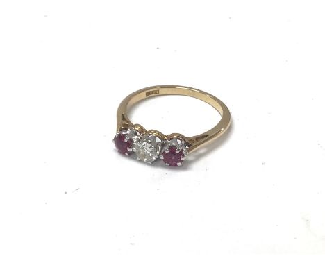 An 18ct gold ring set with a diamond flanked by two ruby’s, approx 2.06 grams. Ring size J.