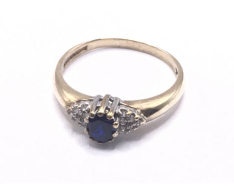 9ct gold diamond &amp; sapphire cluster ring. Approx 1.9g. Ring size M/N. Postage category A.