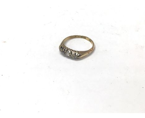 An 18ct gold ring set with a small row of diamonds, approx 2.08 grams. Ring size I.