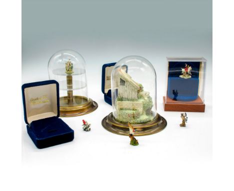 Set features 5 Miniature Wildlife Series vignettes and 1 Wildlife Series cabin surrounded by greenery incased in a dome. Mini
