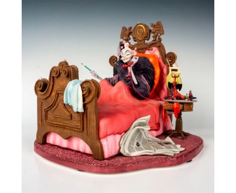 Classic figural titled It's That De Vil Woman from 101 Dalmatians. This item has its original box: 15"L x 14"W x 12"H. Certif