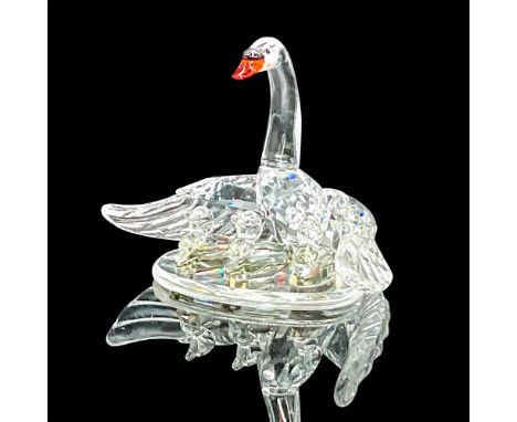 Part of the 'Beauties of the Lake' collection. In clear crystal, depicts a mother swan protecting her three baby swans. The b
