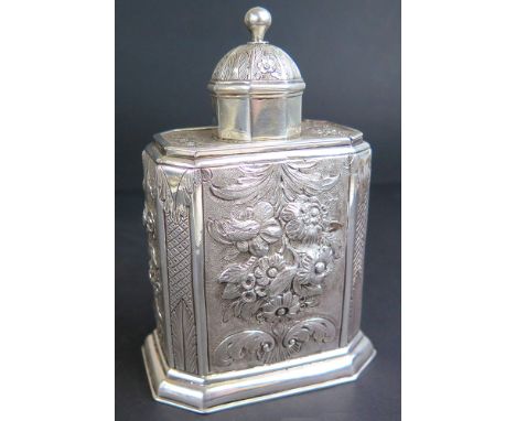 George I silver octagonal tea caddy, Hallmarked London 1725, the sliding cover with a detachable cylindrical lid. Embossed wi