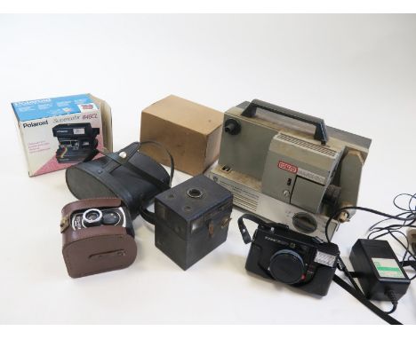 A mixed lot of vintage optical items including a eumig projector, binoculars and cameras