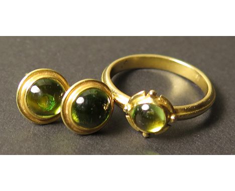 Yellow metal ring stamped 18k with a central green stone with matching earings, total weight approx 6g