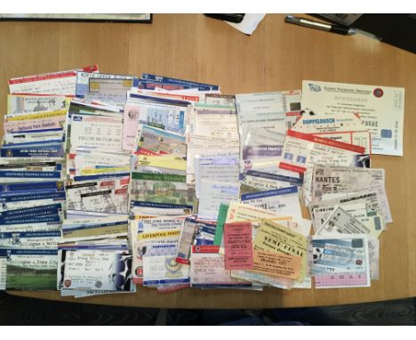 Football Ticket Collection: Wide range of Football League clubs which are often modern. C/W 20 Foreign match tickets. Good. (