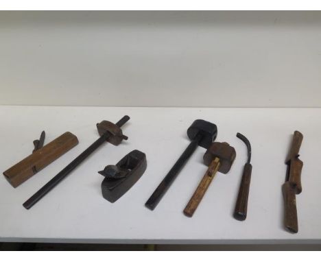 A collection of 7 vintage carpentry tools including two planes - 17cm and 12cm long 