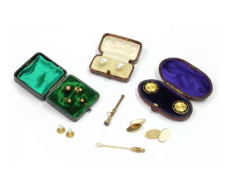 A small quantity of gentlemen's jewellery, to include a pair of 9ct gold chain link cufflinks, Birmingham, four 9ct gold dres