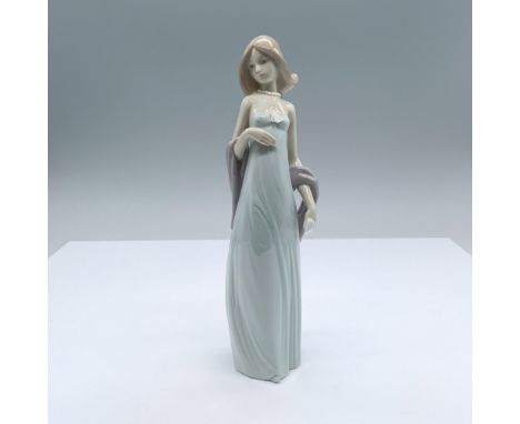 Innocence indeed as the title indicates. It has a glossy finish with Lladro backstamp. This item has its original box measuri