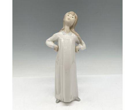Glossy figure. Lladro backstamp. This item has its original box: 5"L x 10"W x 4"H. Artist: Fulgencio GarciaIssued: 1974 - 199