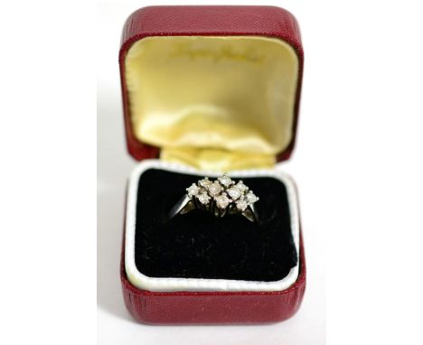 A diamond cluster ring, stamped '585'Finger size R, 3.98g gross.