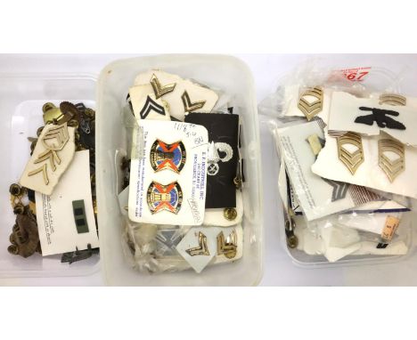 A large quantity of American military badge insignia, some unissued. P&amp;P Group 3 (£25+VAT for the first lot and £5+VAT fo