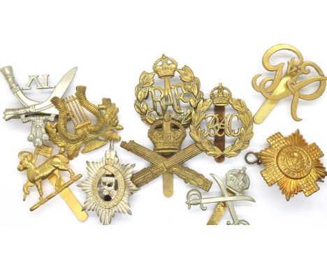 Mixed WWI and WWII cap badges including Machine Gun Corps, Royal Armoured Corps and others. P&amp;P Group 1 (£14+VAT for the 