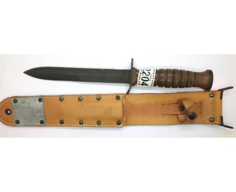 US M3 bayonet replica, dated 1943 with tan leather scabbard. P&amp;P Group 2 (£18+VAT for the first lot and £3+VAT for subseq