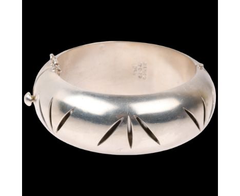 A large Mexican modernist sterling silver hinged bangle, with pierced decoration, band width 26.1mm, internal circumference 1