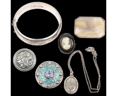 Various silver jewellery, including hinged bangle, agate brooch, cameo, etc, 73.8g gross Condition Report: Lot sold as seen u