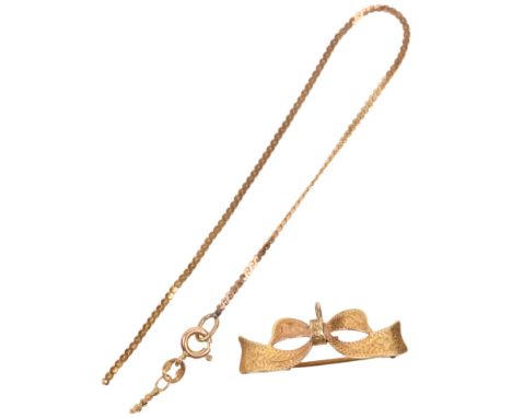 A 9ct gold ribbon bow brooch, 31.8mm, and a 9ct gold spiga link chain bracelet (A/F), 3.3g total (2) Condition Report: Lot so