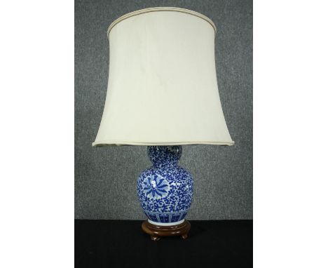 A vintage style table lamp with Chinese blue and white decoration. H.66cm. 