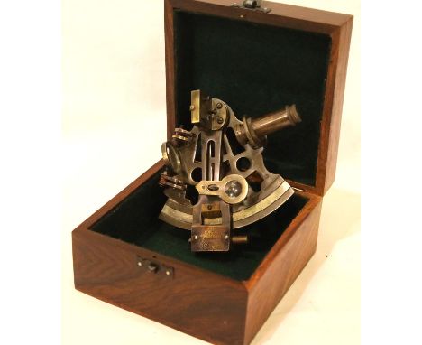 Hardwood boxed brass sextant. P&amp;P Group 2 (£18+VAT for the first lot and £3+VAT for subsequent lots) 