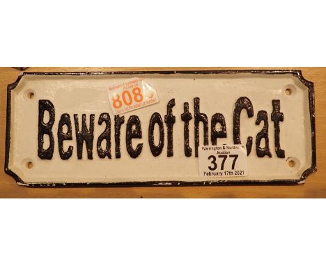Cast iron Beware of The Cat sign, L: 25 cm. P&amp;P Group 1 (£14+VAT for the first lot and £1+VAT for subsequent lots) 